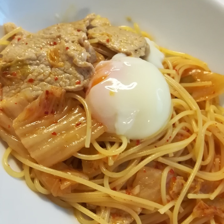 フライパン一つで☆豚キムチのパスタ温玉のせ